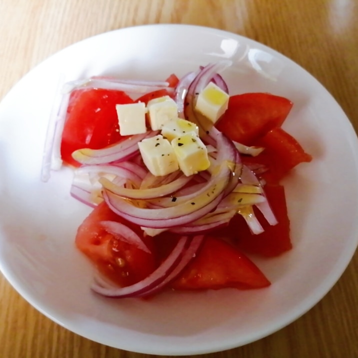 トマトと紫玉ねぎとベビーチーズのサラダ